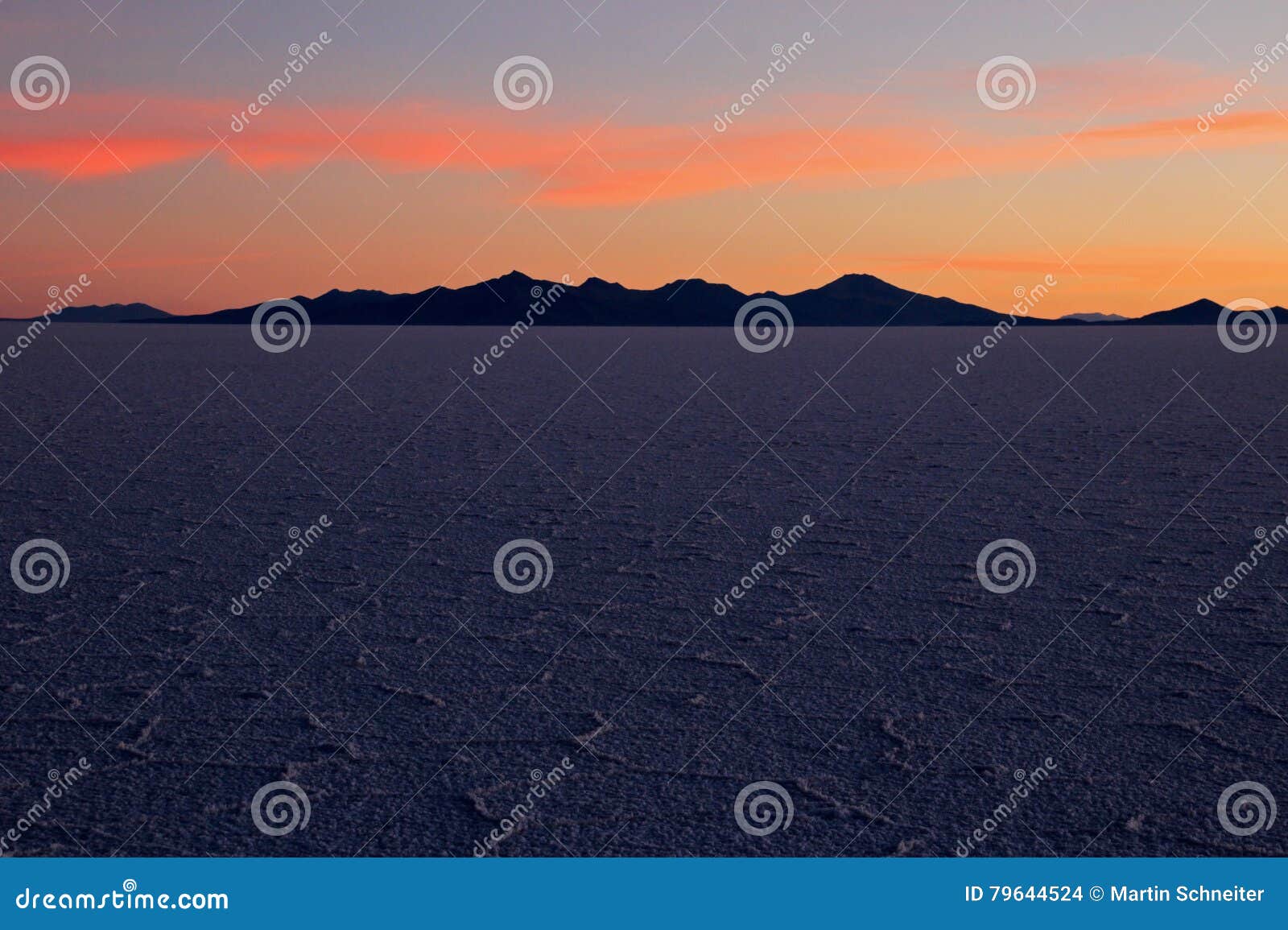 Salar de Uyuni, lago de sal, Bolívia, por do sol. Salar de Uyuni, lago de sal, é o sal o maior liso no mundo, altiplano, Bolívia, Ámérica do Sul, por do sol