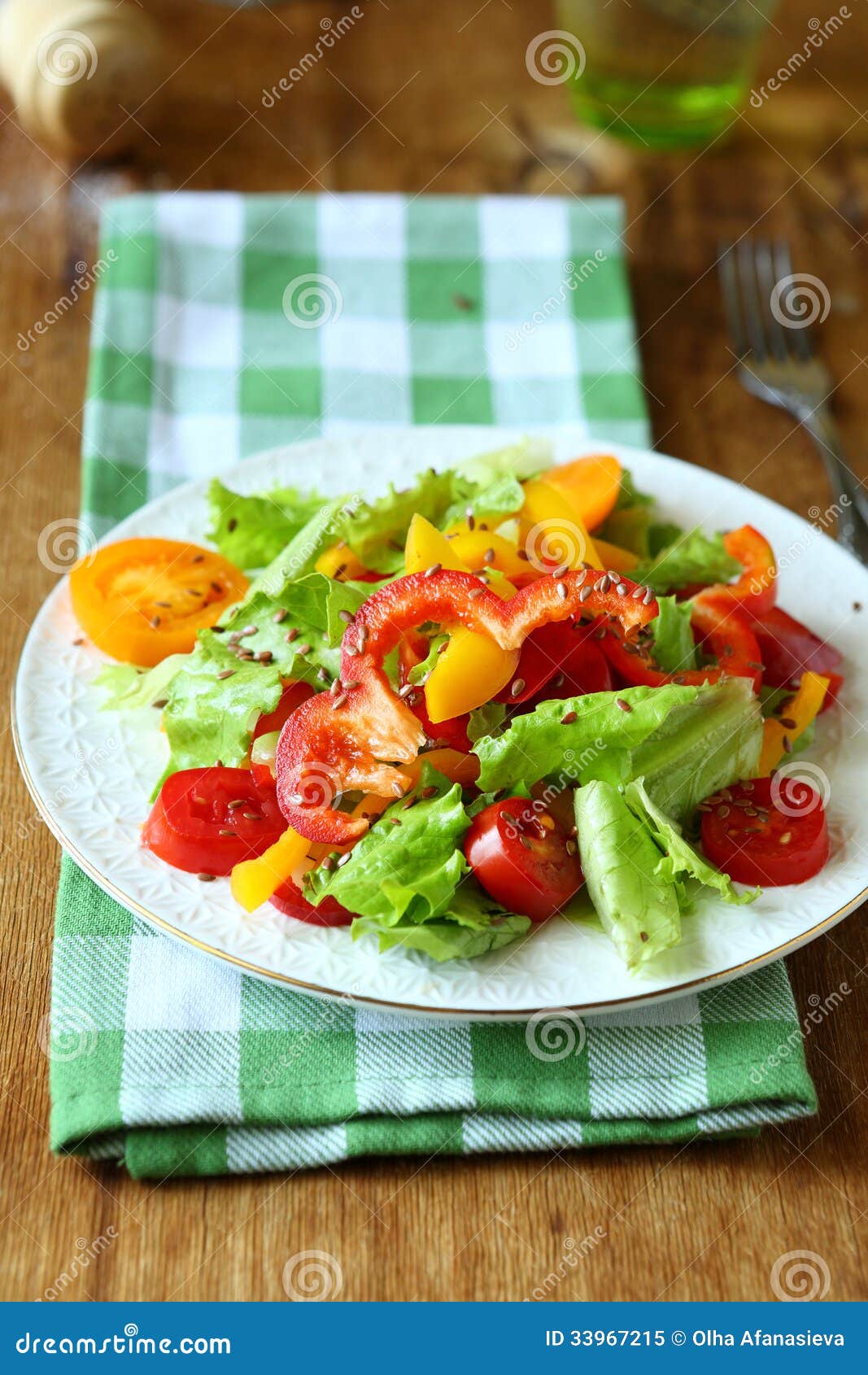 Salat Mit Den Roten Und Gelben Pfeffern Und Kopfsalat Stockbild - Bild ...