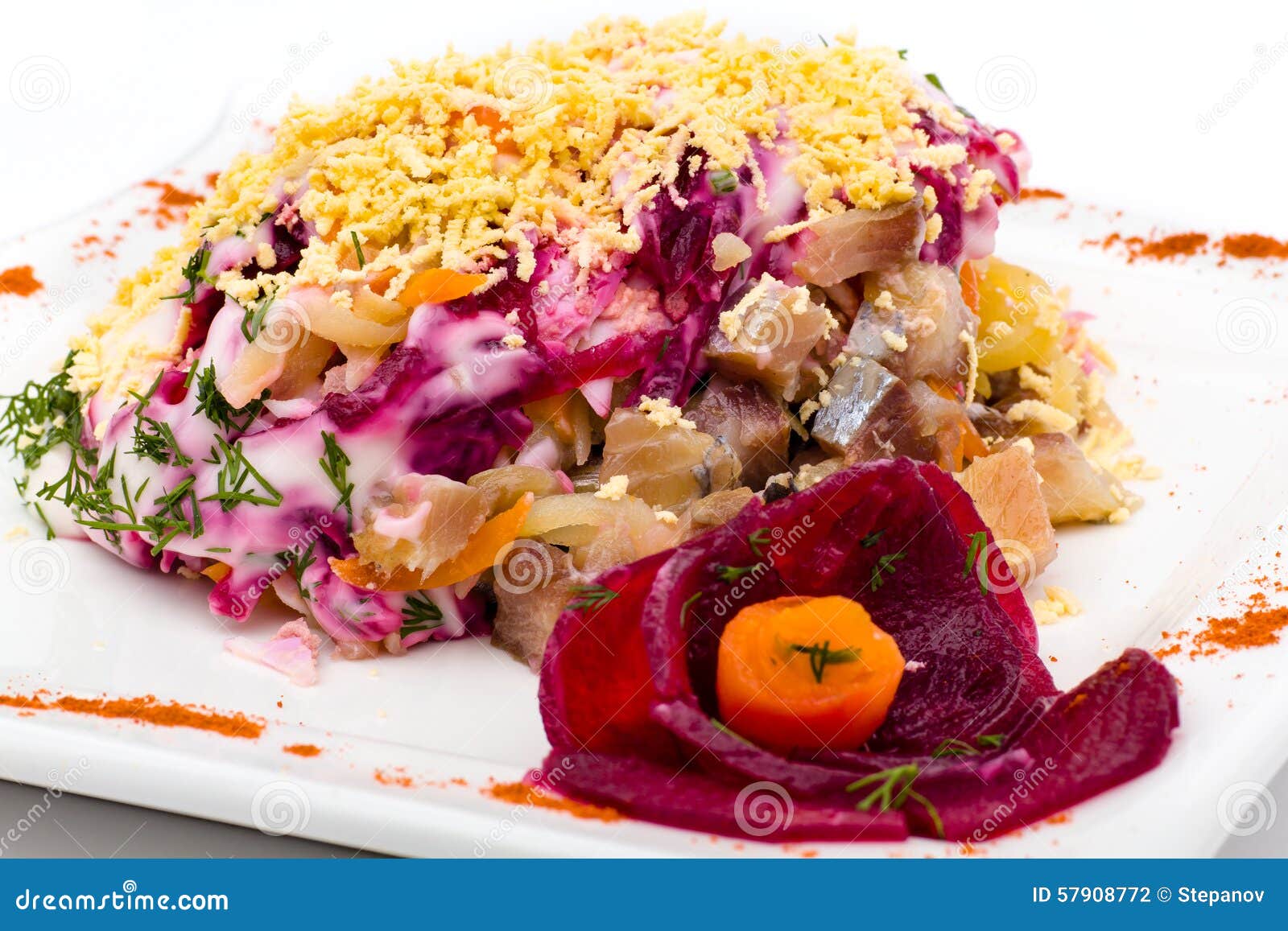 Salat Mit Gesalzenen Heringen, Kartoffel, Rote Rübe, Karotte Stockfoto ...