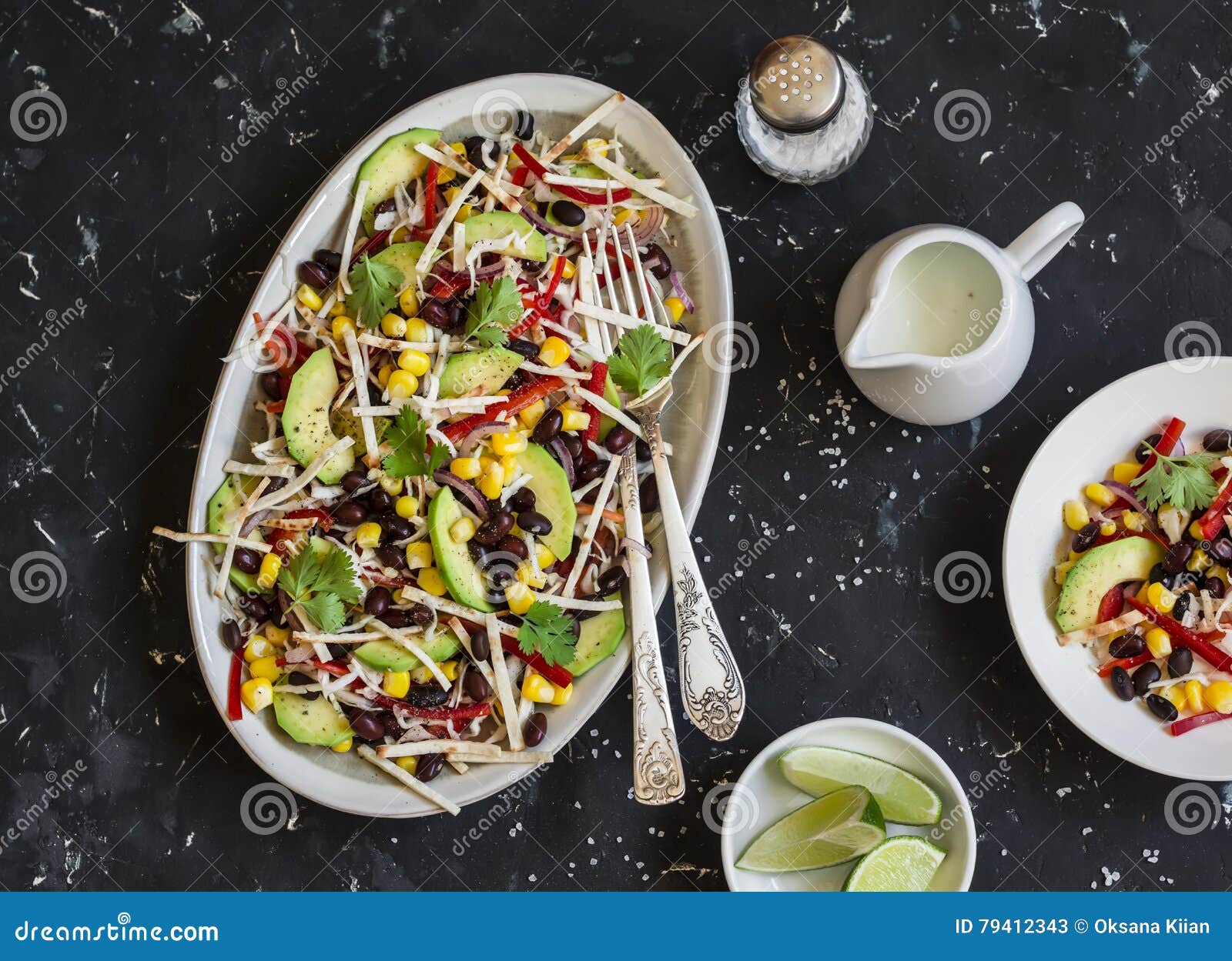 Salat Mit Mais, Bohnen, Avocado Und Tortilla Mexikanischer Salat Der ...