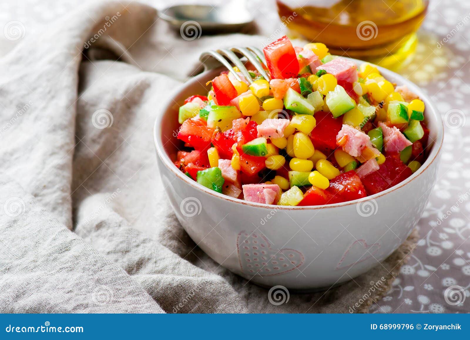 Salat Mit Mais, Schinken Und Tomate Stockfoto - Bild von salat ... Salat Mit Mais, Schinken Und Tomate Stockfoto - Bild von salat ...