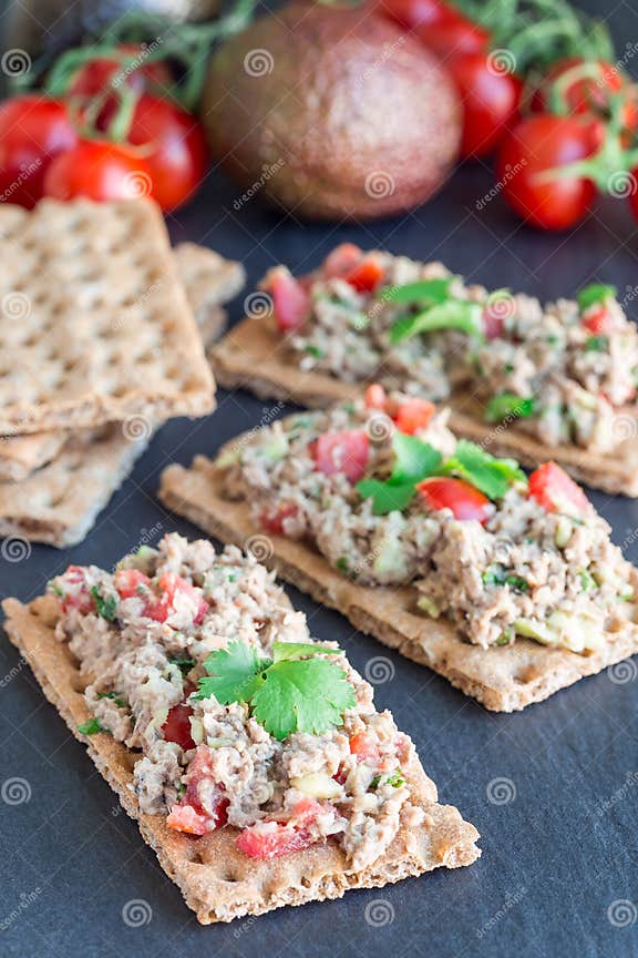 Salat Mit Thunfisch, Avocado, Tomaten, Koriander Und Zitronensaft, Se ...