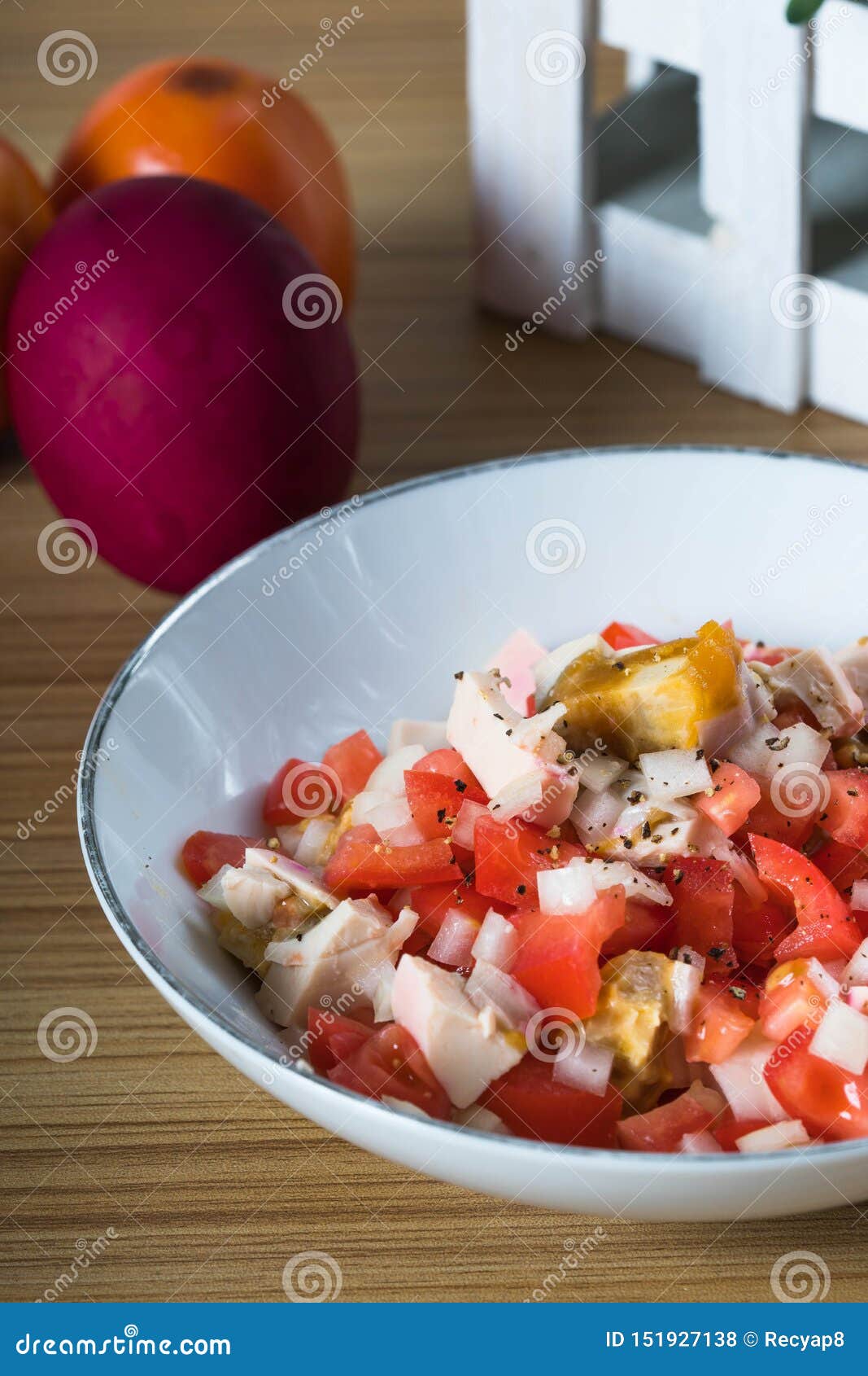 Salateier Mit Roten Zwiebeln Und Tomaten Stockfoto - Bild von diät ...