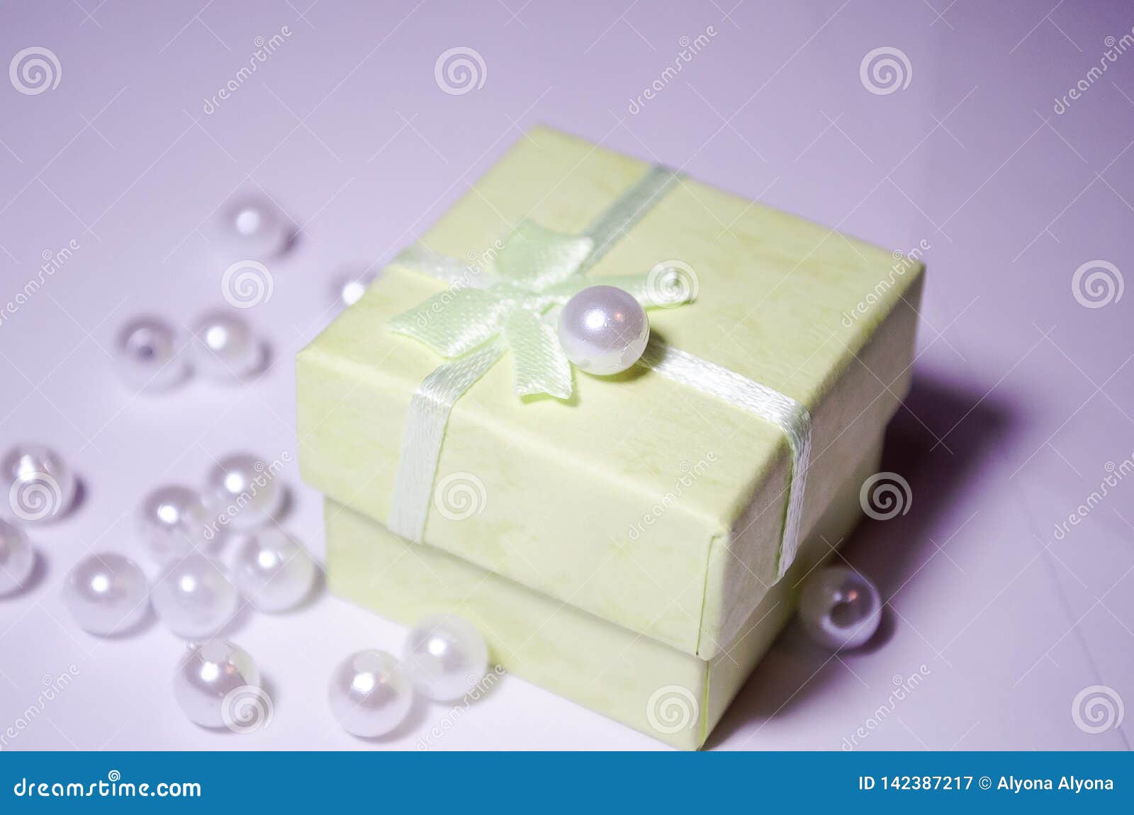 salatne box with a pearl. bead on the box. plastic bead. placer beads. white beads.