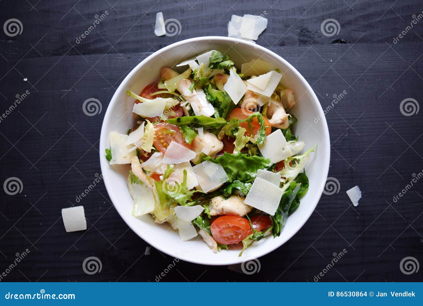 Salatplatte Mit Tomaten, Der Hühnerbrust Und Käse Frischer Salat Mit ...