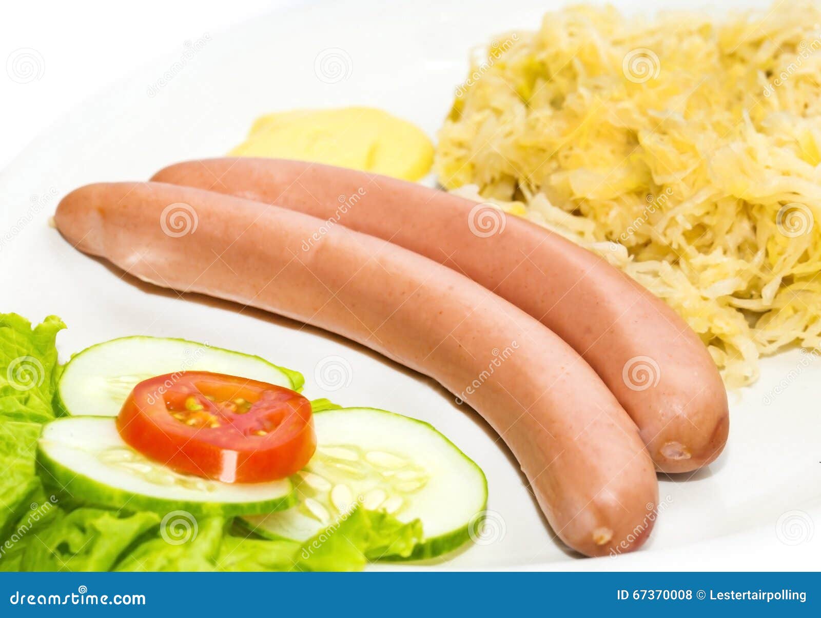 Salchichas con la chucrut foto de archivo. Imagen de asado 67370008