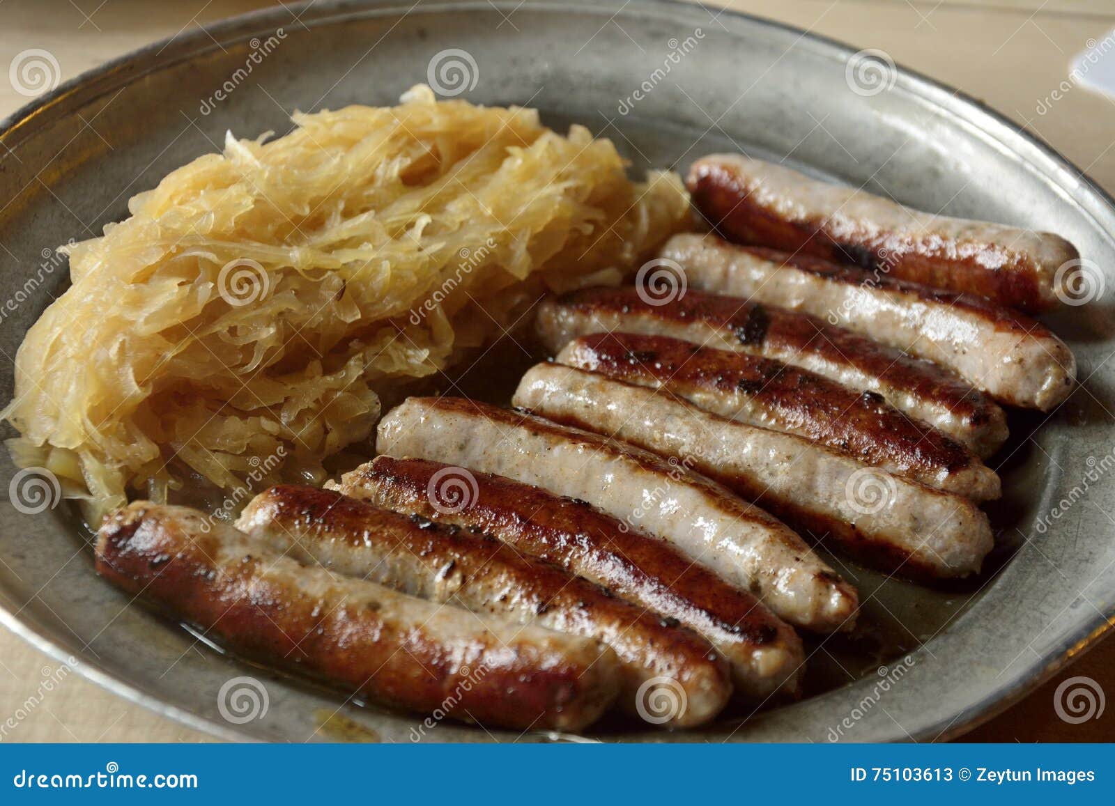 Salchichas De Nuremberg Con La Chucrut Imagen de archivo Imagen de