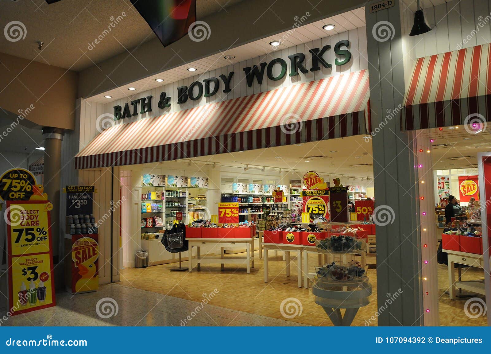 75 Sale at Bath and Body Works Editorial Photography - Image of