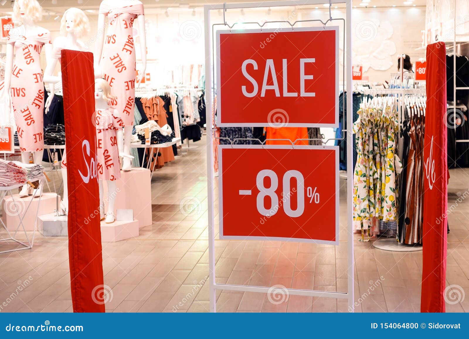 Sale Sign In Womens Clothing Store Stock Photo - Download Image Now -  Advertisement, Arts Culture and Entertainment, Banner - Sign - iStock