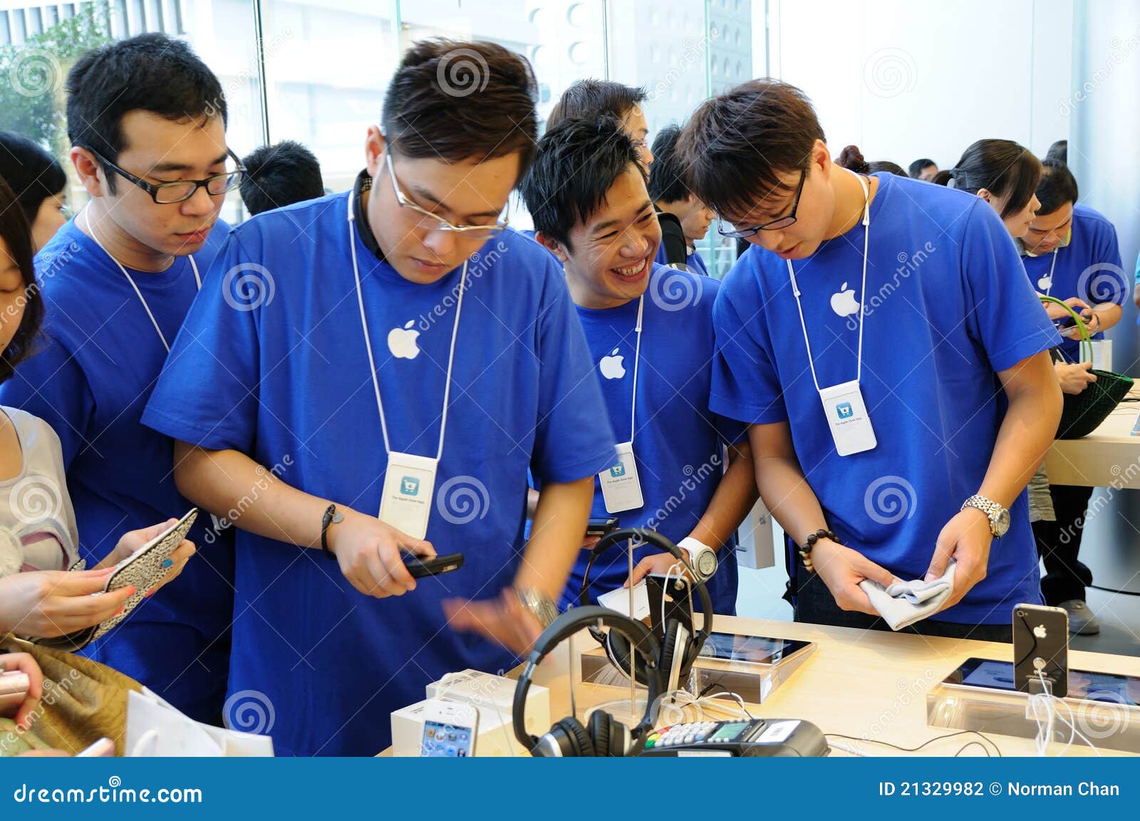 Apple Retail Store editorial photo. Image of computers - 71434266