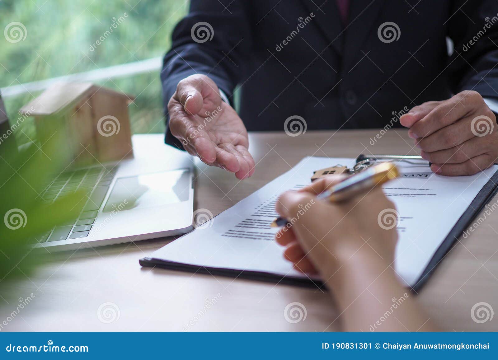 the salesperson explained the landlord legal documents and signed the acknowledgment