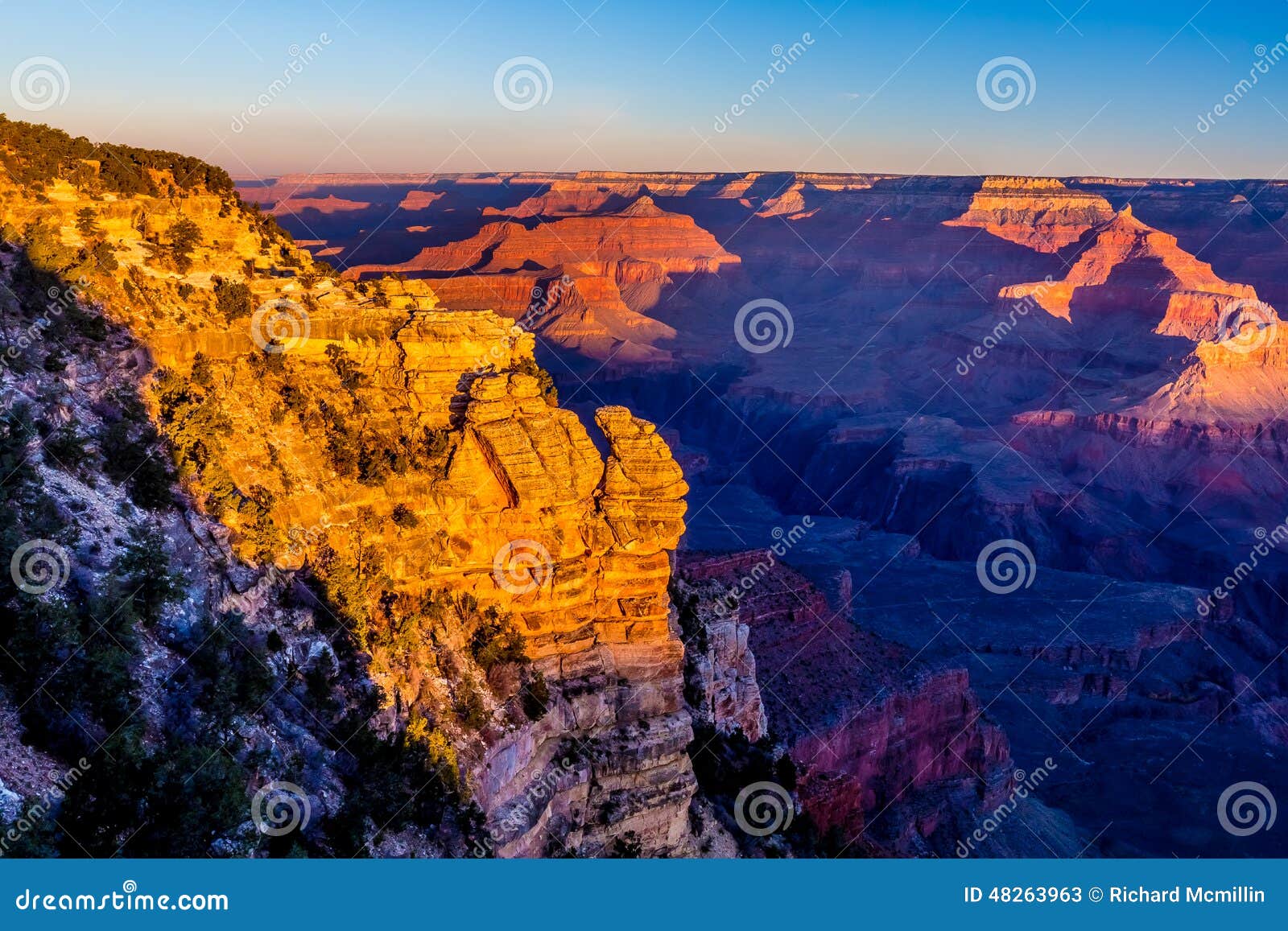 Salida del sol en Grand Canyon magnífico en Arizona. Mismo la derecha de la madrugada en la salida del sol en Grand Canyon en Arizona