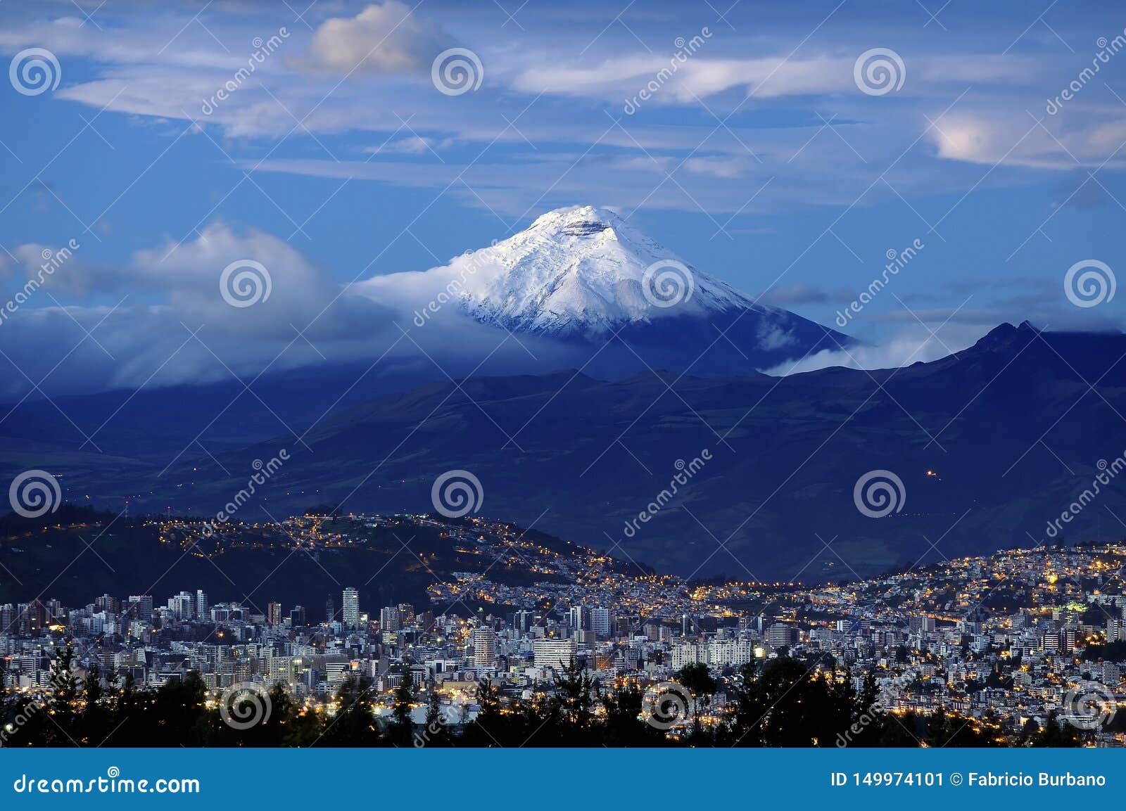 Salida Del Sol En La Ciudad De Quito Con El Volcan De Cotopaxi En