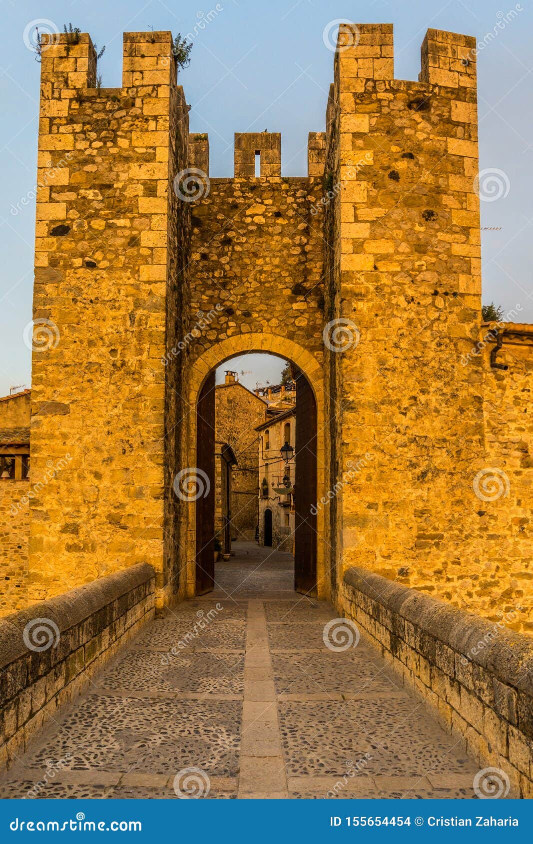 lavabo Bolsa Preguntar Salida Del Sol Hermosa En La Entrada En La Ciudad Medieval De Besalu, España Cataluña Foto de archivo - Imagen de aldea, antigüedad: 155654454 lavabo Bolsa Preguntar Salida Del Sol Hermosa En La Entrada En La Ciudad Medieval De Besalu, España Cataluña Foto de archivo - Imagen de aldea, antigüedad: 155654454