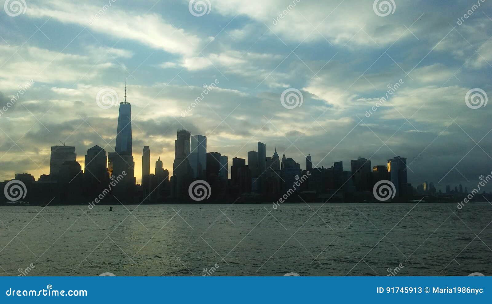 Salida del sol sobre Manhattan céntrica en nuevo NY a través del río de Hudon - visión desde Liberty State Park en Jersey City, N. Salida del sol sobre Manhattan céntrica con Freedom Tower en Nueva York, Nueva York a través de Hudson River - visión desde Liberty State Park en Jersey City, New Jersey