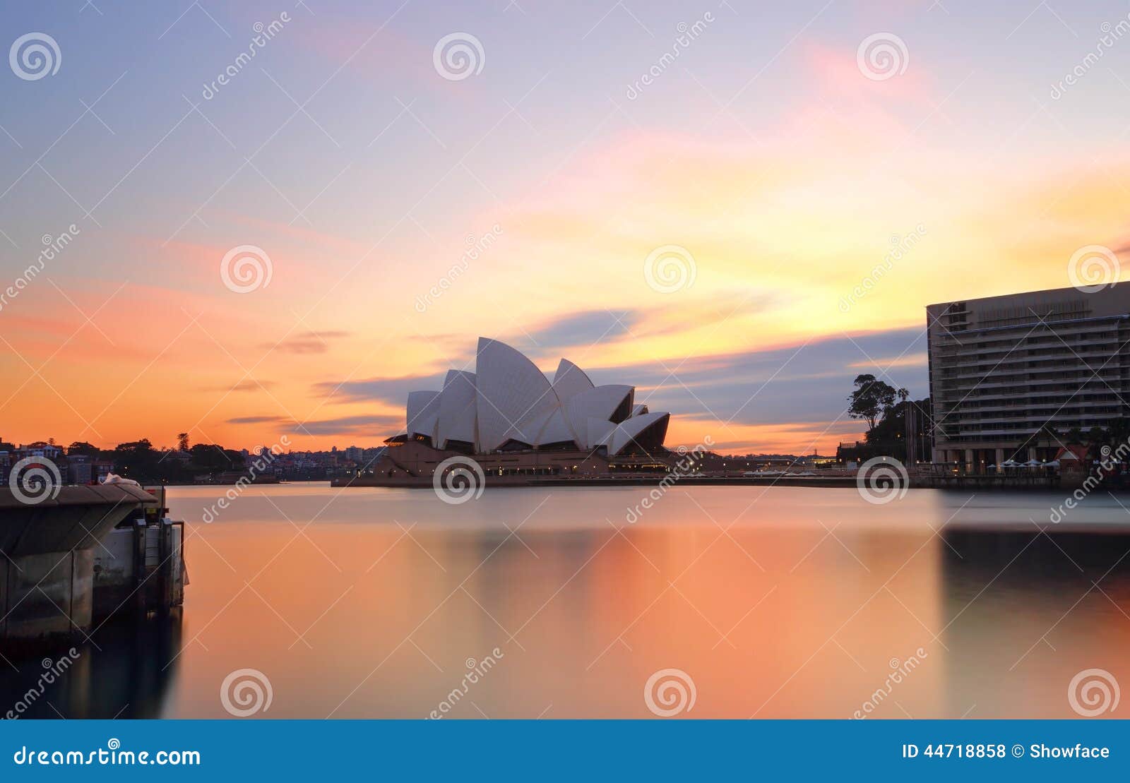 Salida del sol y Sydney Opera House, destino del viaje. SYDNEY, AUSTRALIA - 17 DE SEPTIEMBRE DE 2014; Sydney despierta a los cielos coloridos de la primavera en la salida del sol Sydney Opera House y Sydney Harbour de Quay circular Sydney