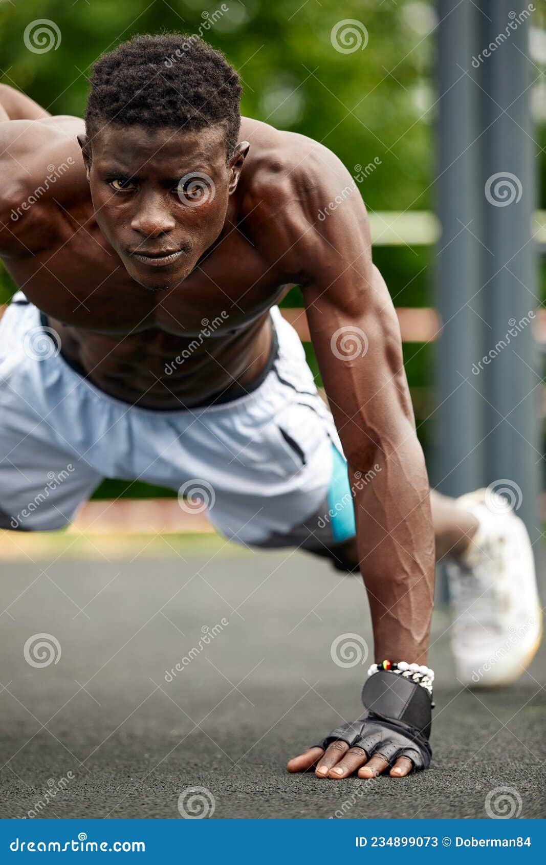 Salir Por La Mañana. Joven Y Fuerte Hombre Africano En Ropa Deportiva  Haciendo Ejercicio Al Aire Libre. Concepto De Entrenamiento Imagen de  archivo - Imagen de ciudad, adulto: 234899073