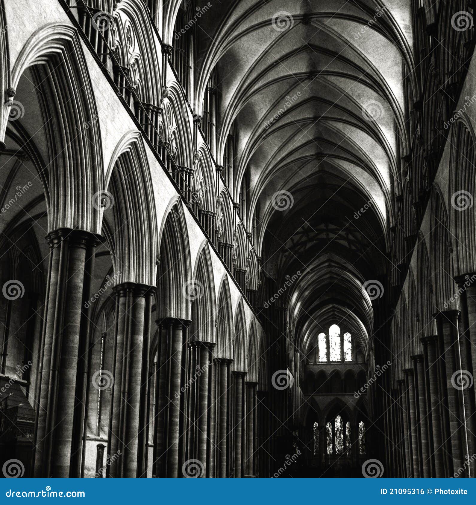 Innenbögen und Spalten Englands der berühmten Salisbury-Kathedrale