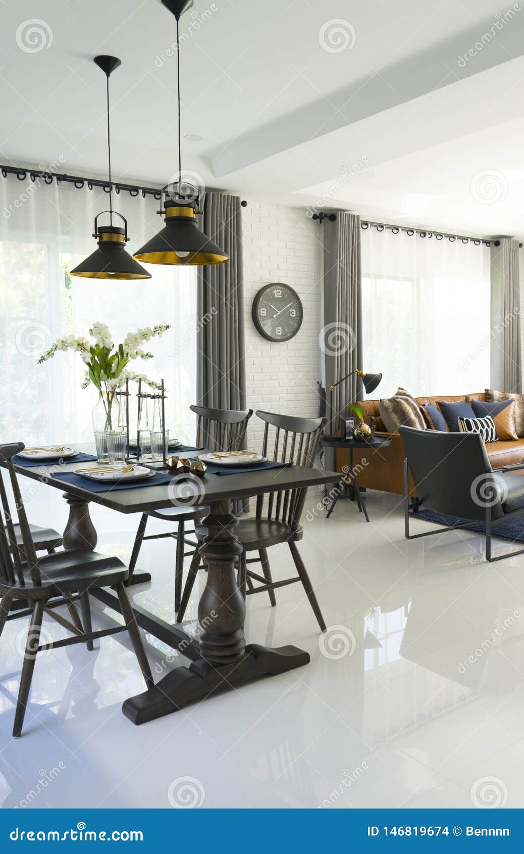 Salle A Manger Moderne Avec La Table De Salle A Manger Noire Dans
