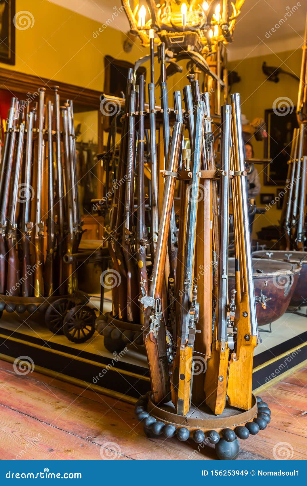 Salle Avec Armes Anciennes, Rangement Des Armes Image stock