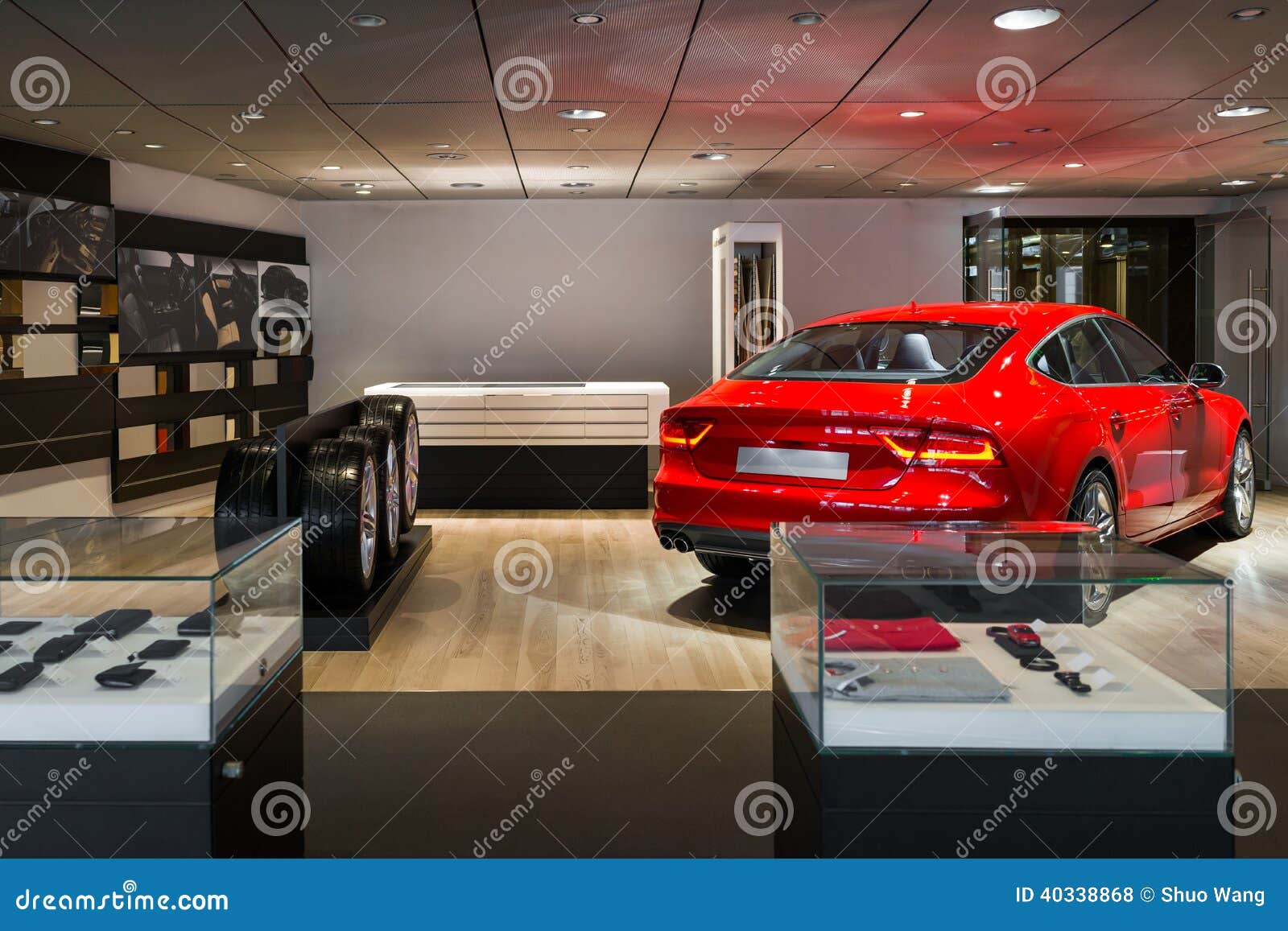 Salle D'exposition De Concessionnaire Automobile Photo stock éditorial