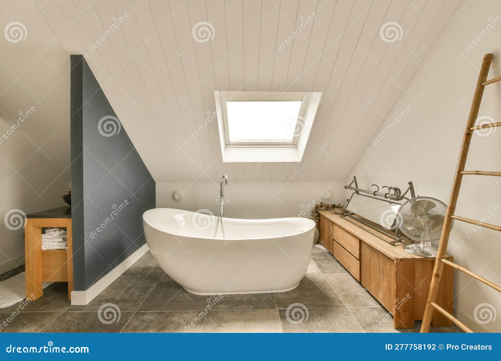 Salle De Bain Avec Baignoire Et Puits De Lumière Photo stock - Image du  bathroom, lampe: 277758192