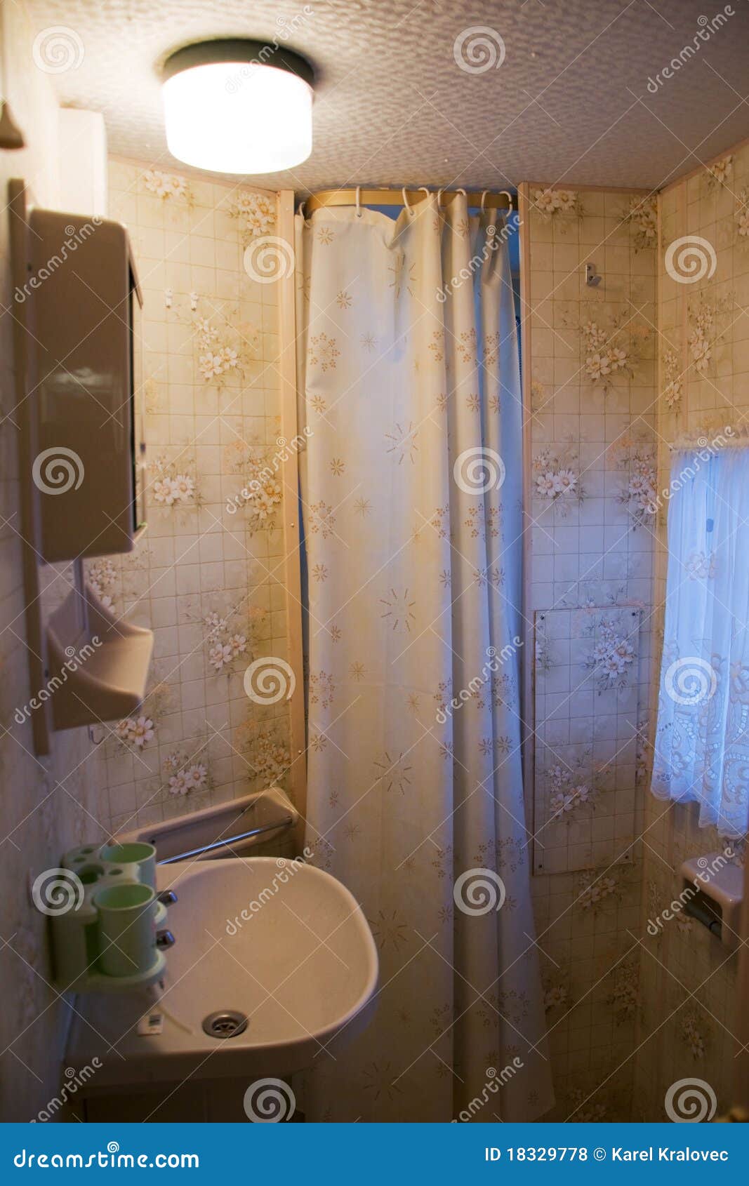 Salle De Bains De Camping-car Photo stock - Image du intérieur, blanc:  18329778