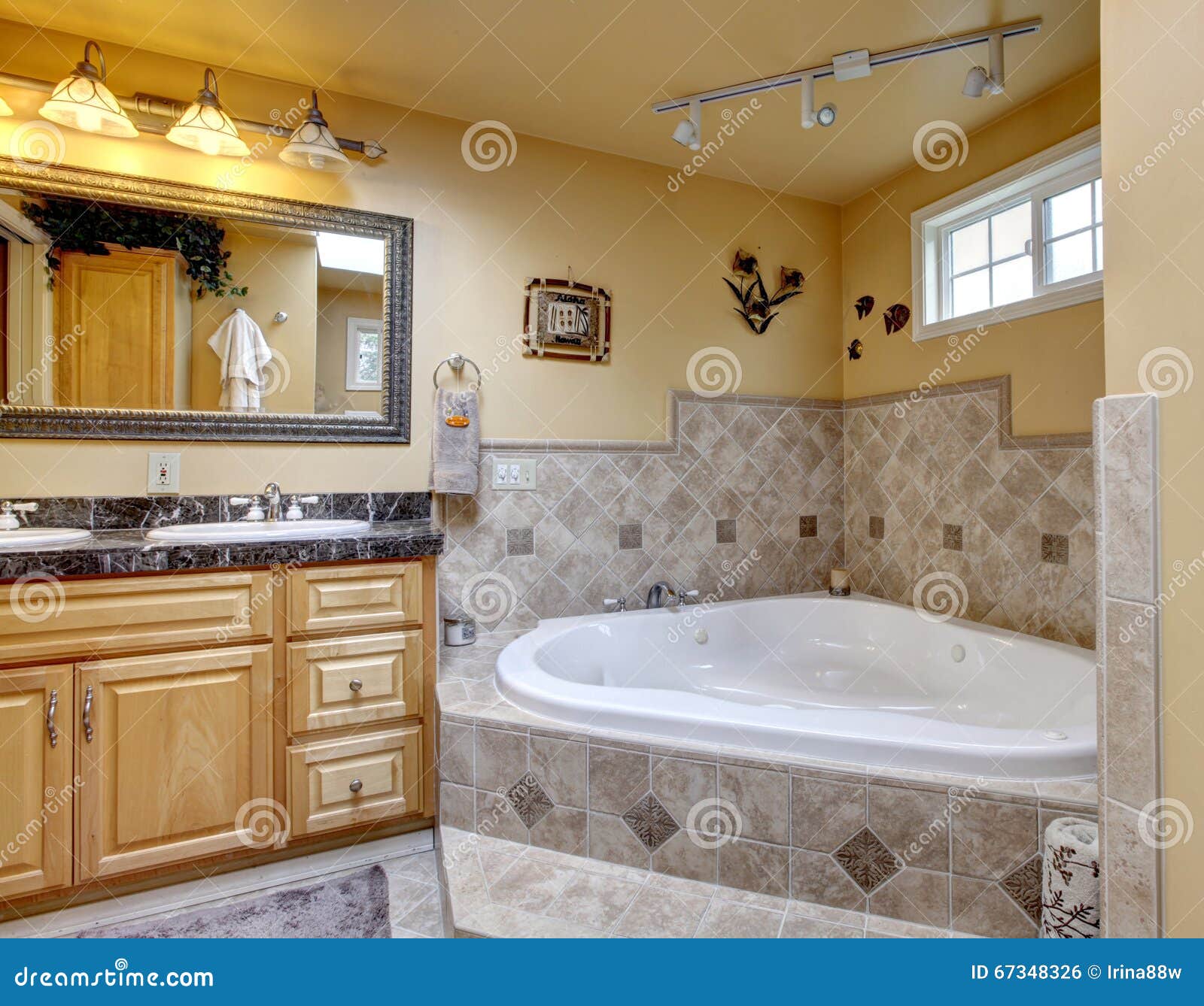 Salle De Bains De Luxe Avec La Baignoire De Style De Jacuzzi, Le Plancher En Pierre, Et Le Bl