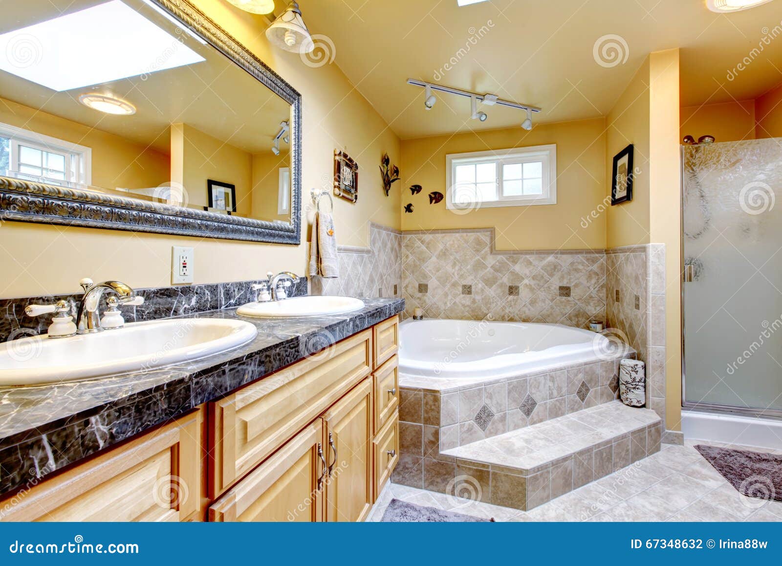 Salle de bains de luxe avec la baignoire de style de jacuzzi, le ...