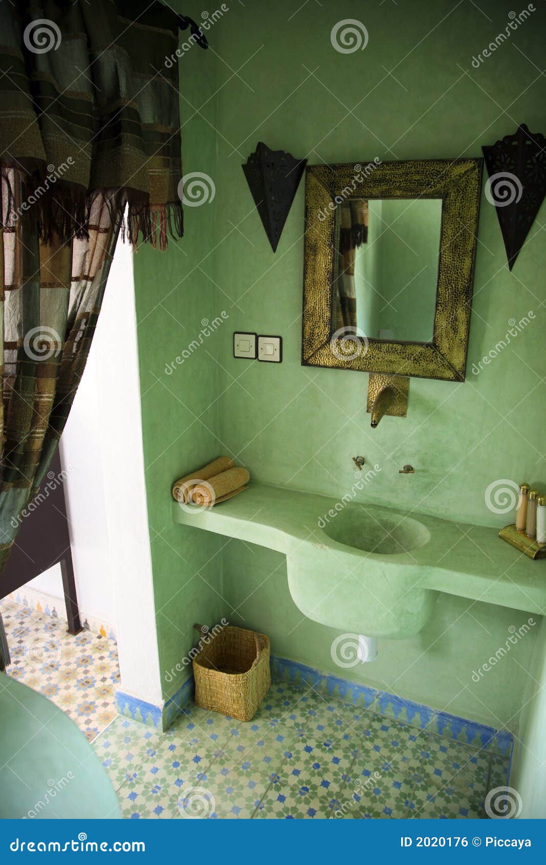 Salle de bains marocaine image libre de droits image: 2020176