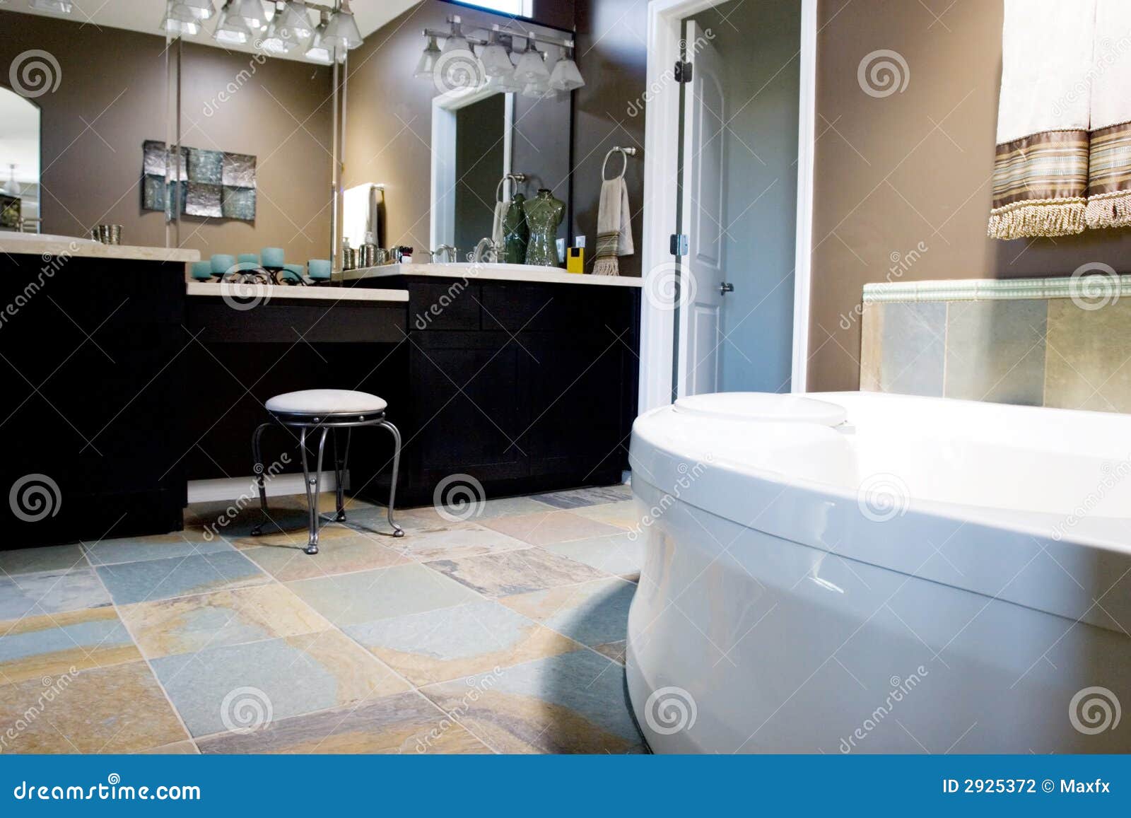 Salle de bains avec goût décorée moderne avec des planchers de 