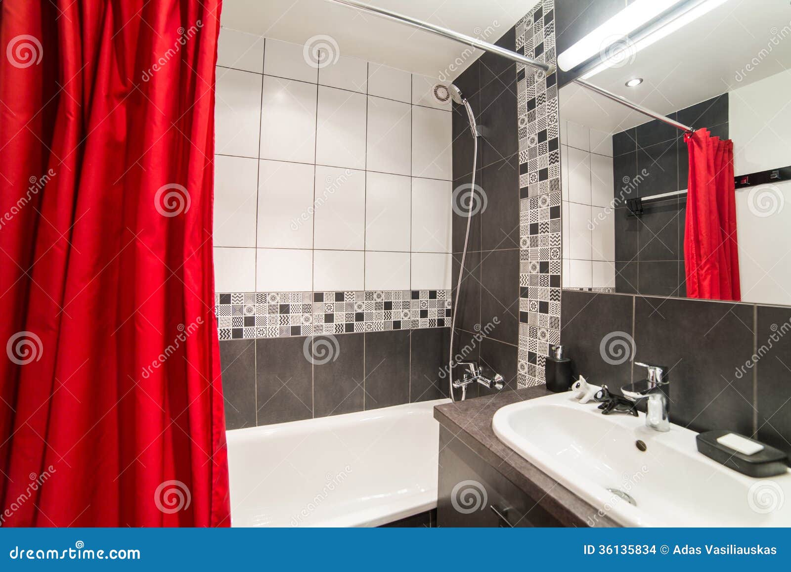 Salle de bains moderne avec l'évier et les rideaux rouges images ...
