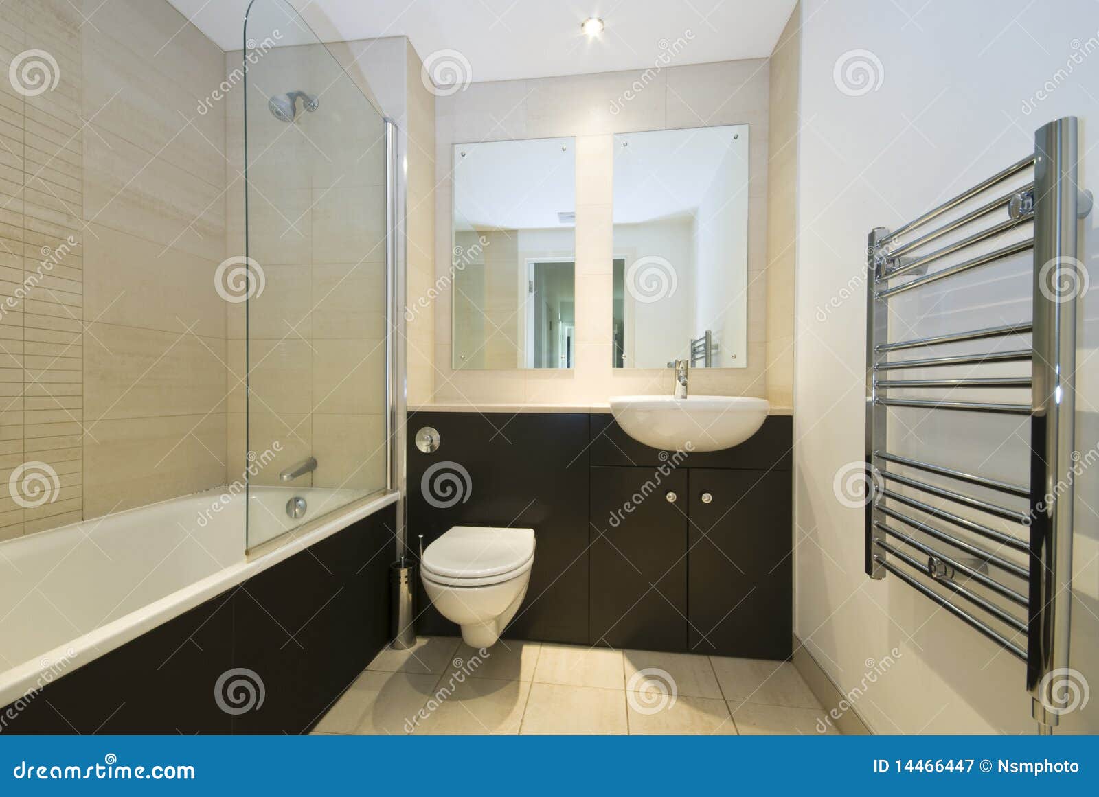 Salle de bains moderne de famille dans le beige et le brun ...