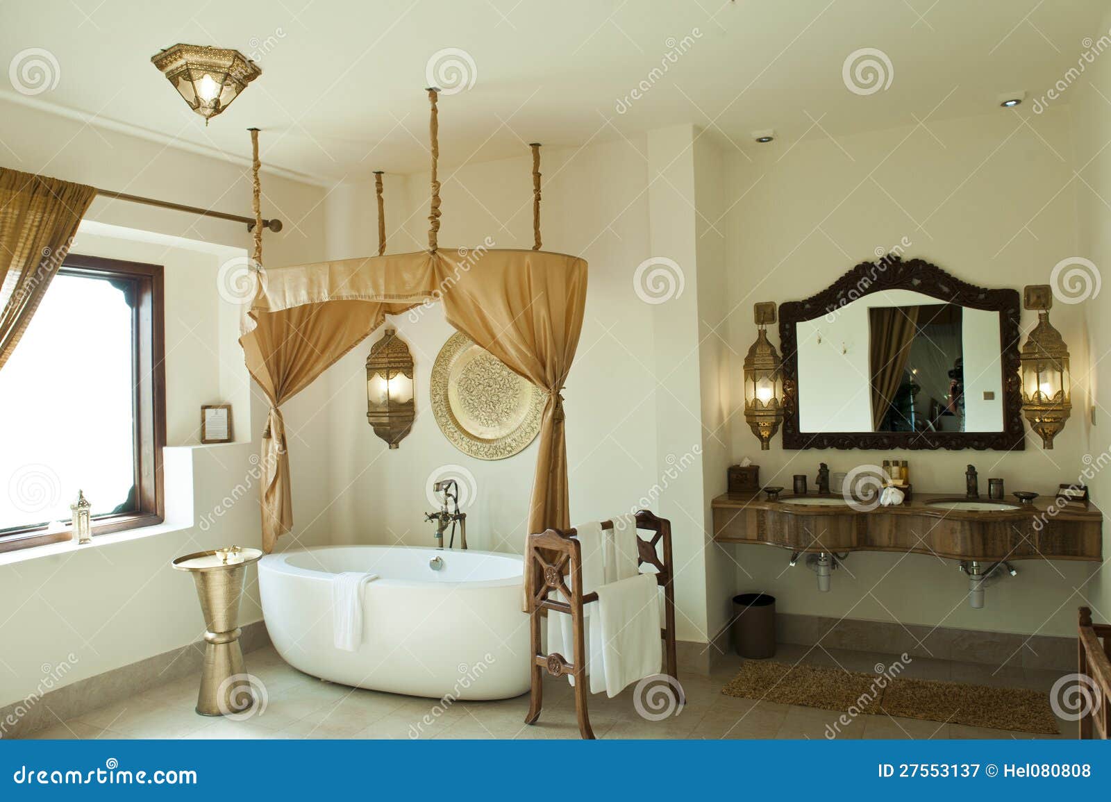 Salle De Bain Clair Ou Fonce ~ salle de bains orientale de luxe d h tel image stock image du Salle De Bain Clair Ou Fonce ~ salle de bains orientale de luxe d h tel image stock image du