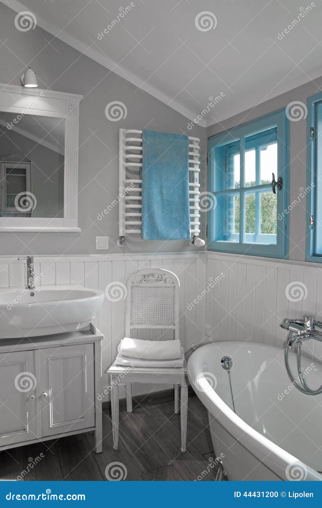 Salle de bains rustique grise blanche avec la fenêtre photo stock ...