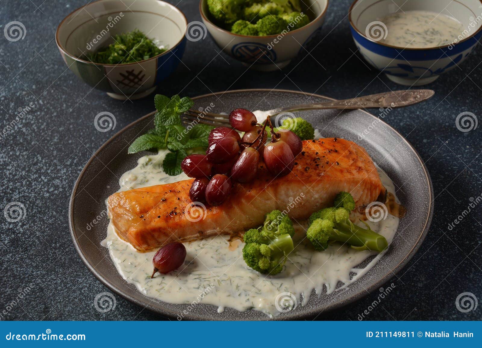 Salmón a La Parrilla Con Uvas Rojas Asadas Y Brócoli En Salsa De Ajo  Cremoso. Imagen de archivo - Imagen de caliente, cremoso: 211149811