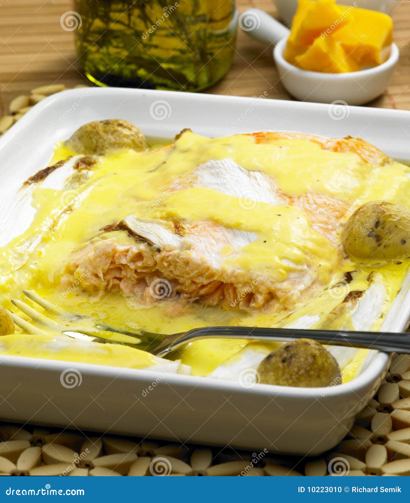 Salmon and endive baked with chedar sauce