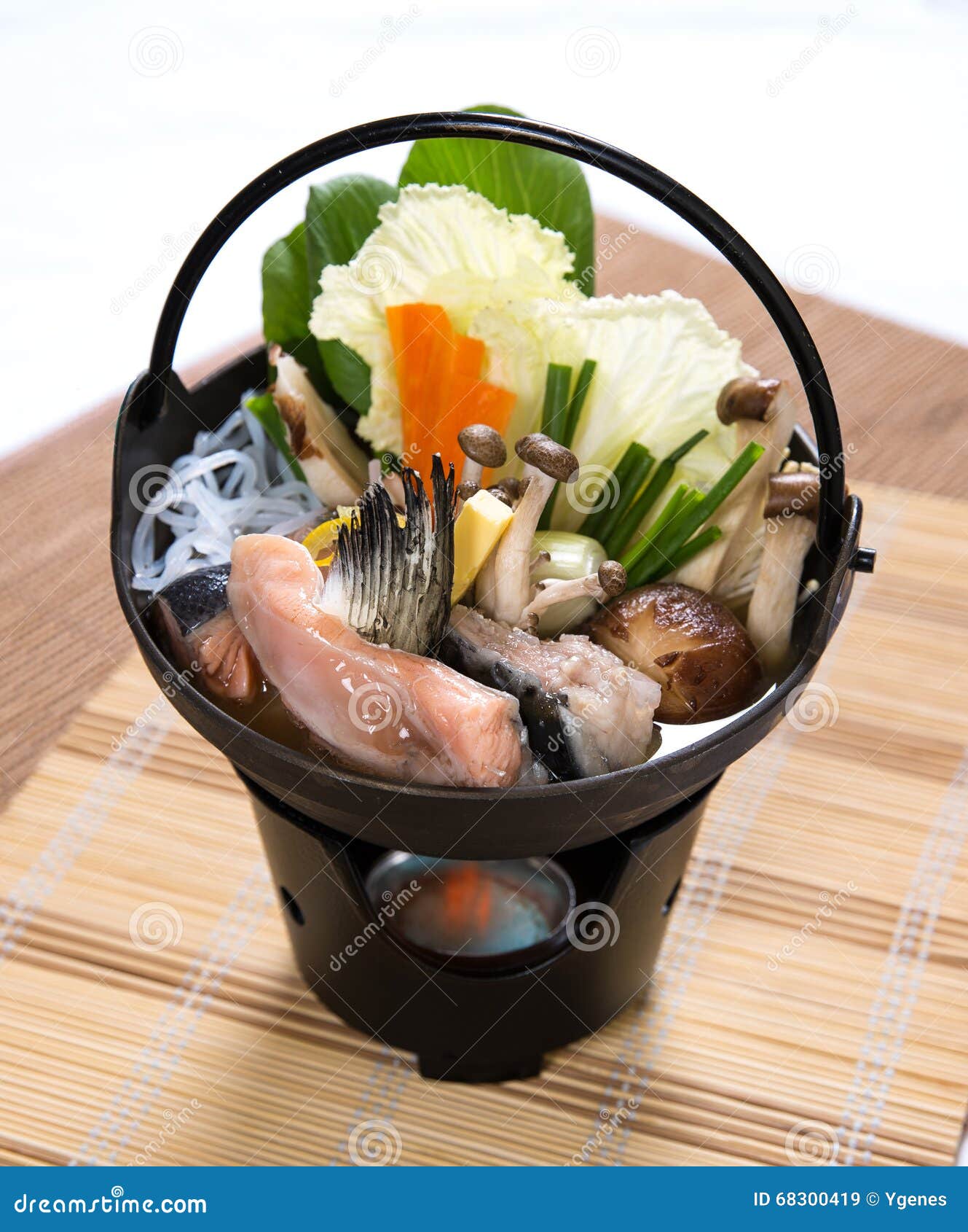 Salmon Fish Head Miso Hotpot Imagen de archivo Imagen de mayo, coma