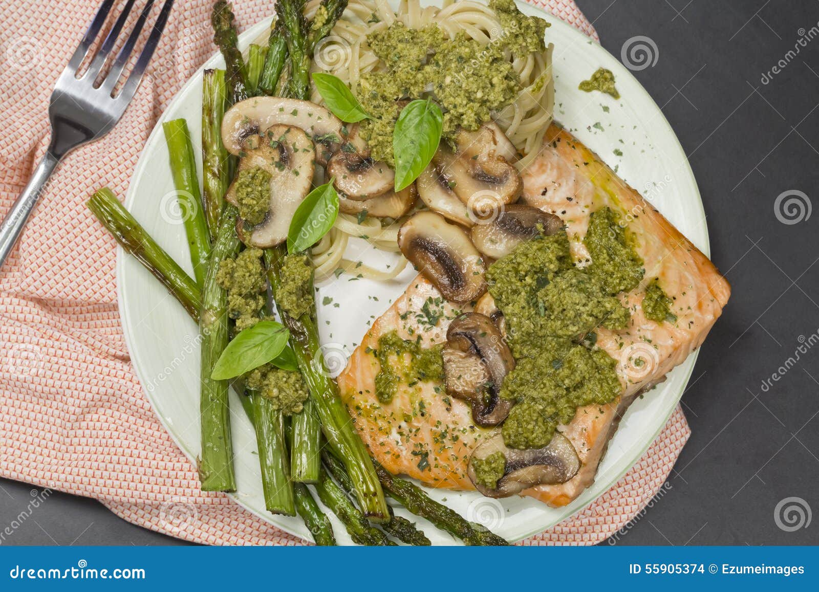 Salmon Pesto fotografia stock. Immagine di tagliatelle - 55905374