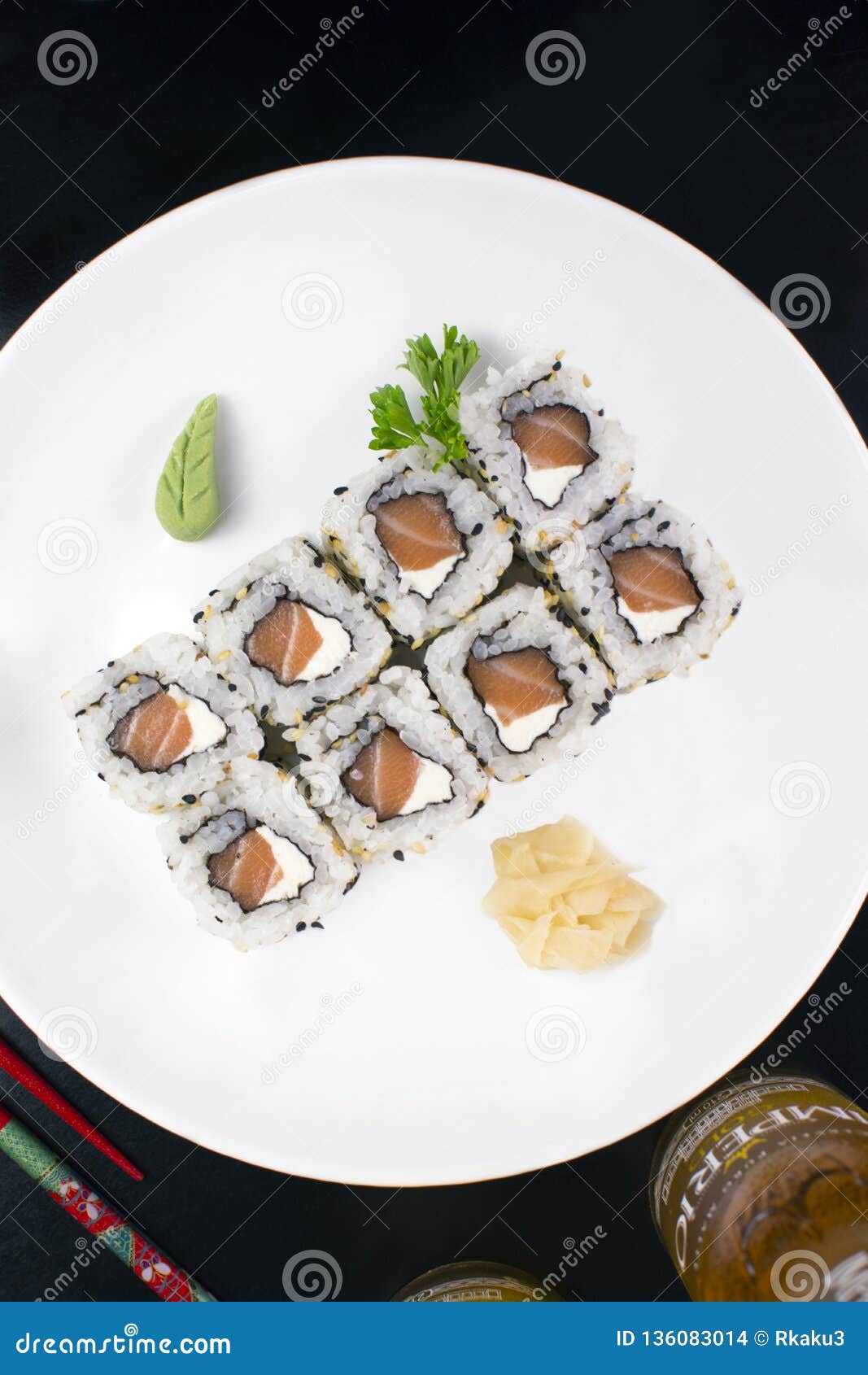 salmon uramaki in a plate on a restaurante table seen from above