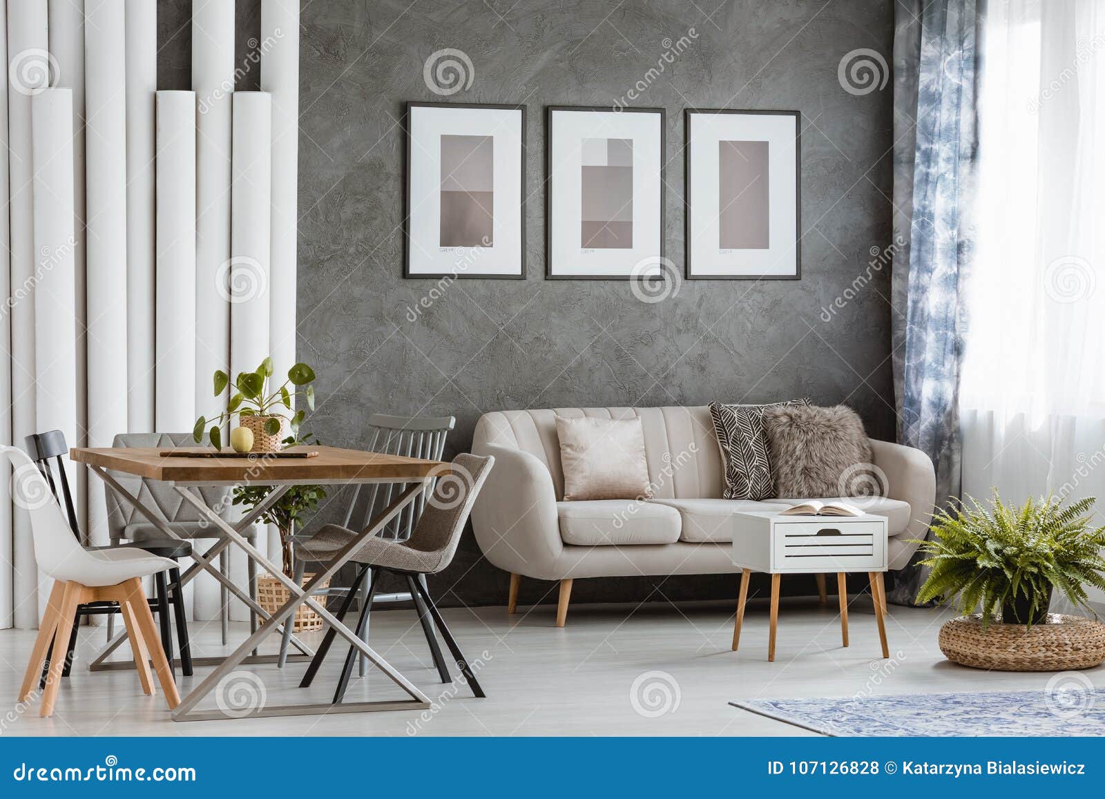 Salon avec le divan beige photo stock. Image du appartement - 107126828