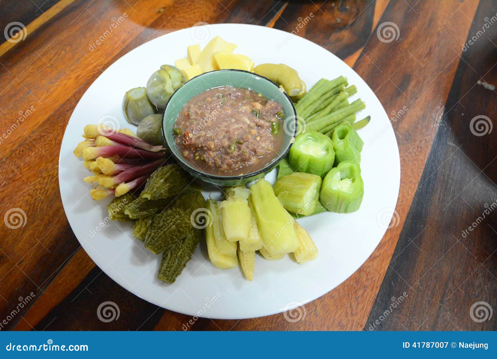 Salsa de la Camarón-goma con las verduras. Salsa con las verduras, comida deliciosa de la Camarón-goma en Tailandia
