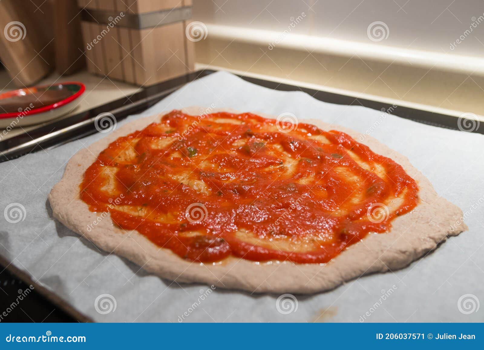 Salsa De Tomate Casera Fresca Sobre Una Pasta Fresca De Pizza Italiana  Imagen de archivo - Imagen de ingrediente, revuelto: 206037571