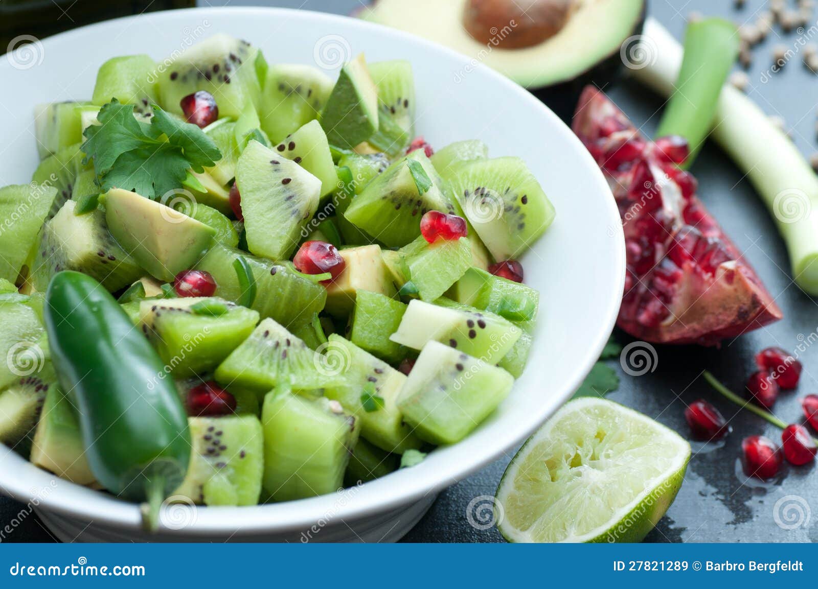 Salsa del kiwi. Los gérmenes del kiwi, del aguacate, del cilantro, del jalapeno y de la granada, agregan el aceite de oliva, la sal y la pimienta.