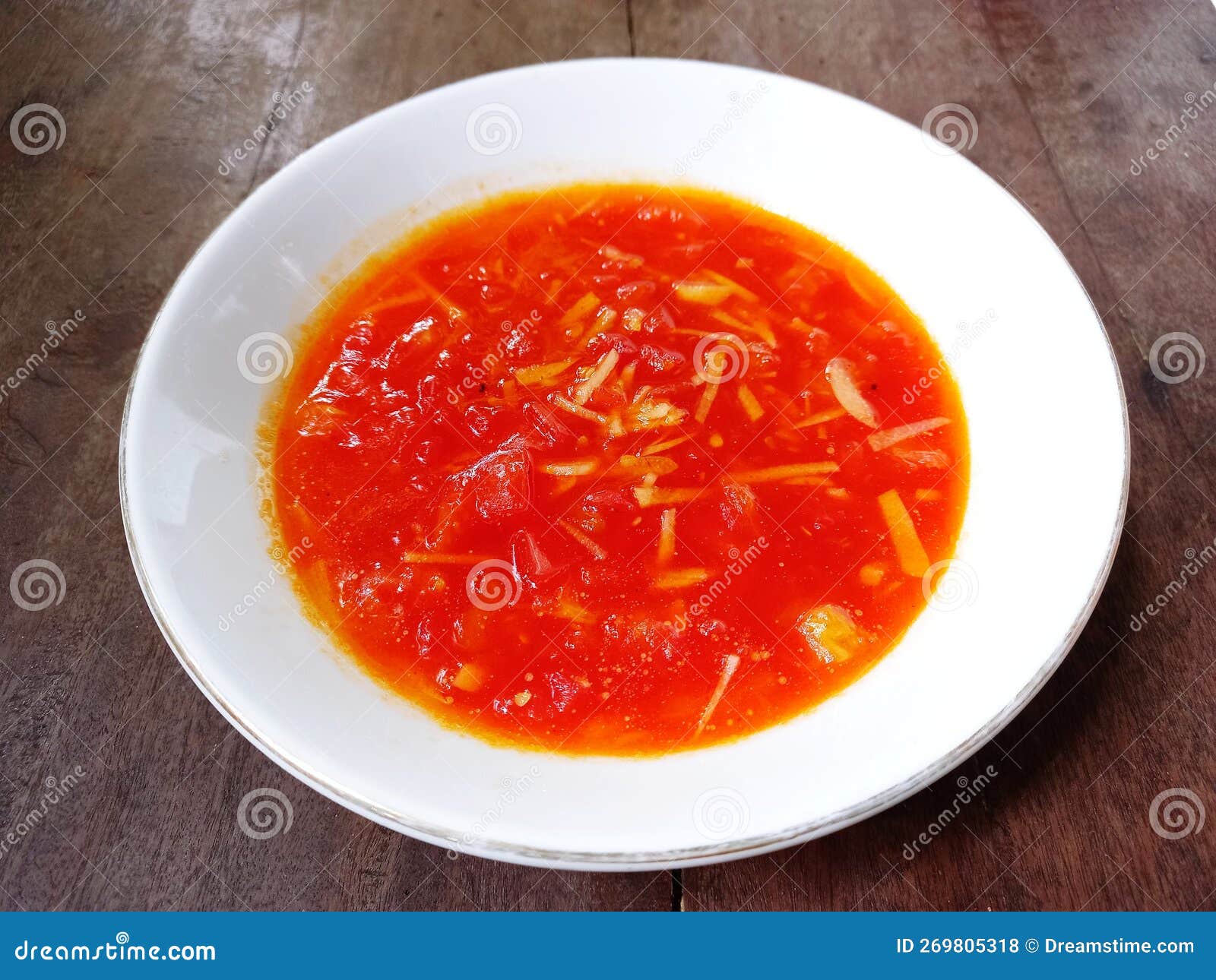 Salsa Dulce Y Agria Con Ajo Picado Y Tomates Foto de archivo Imagen