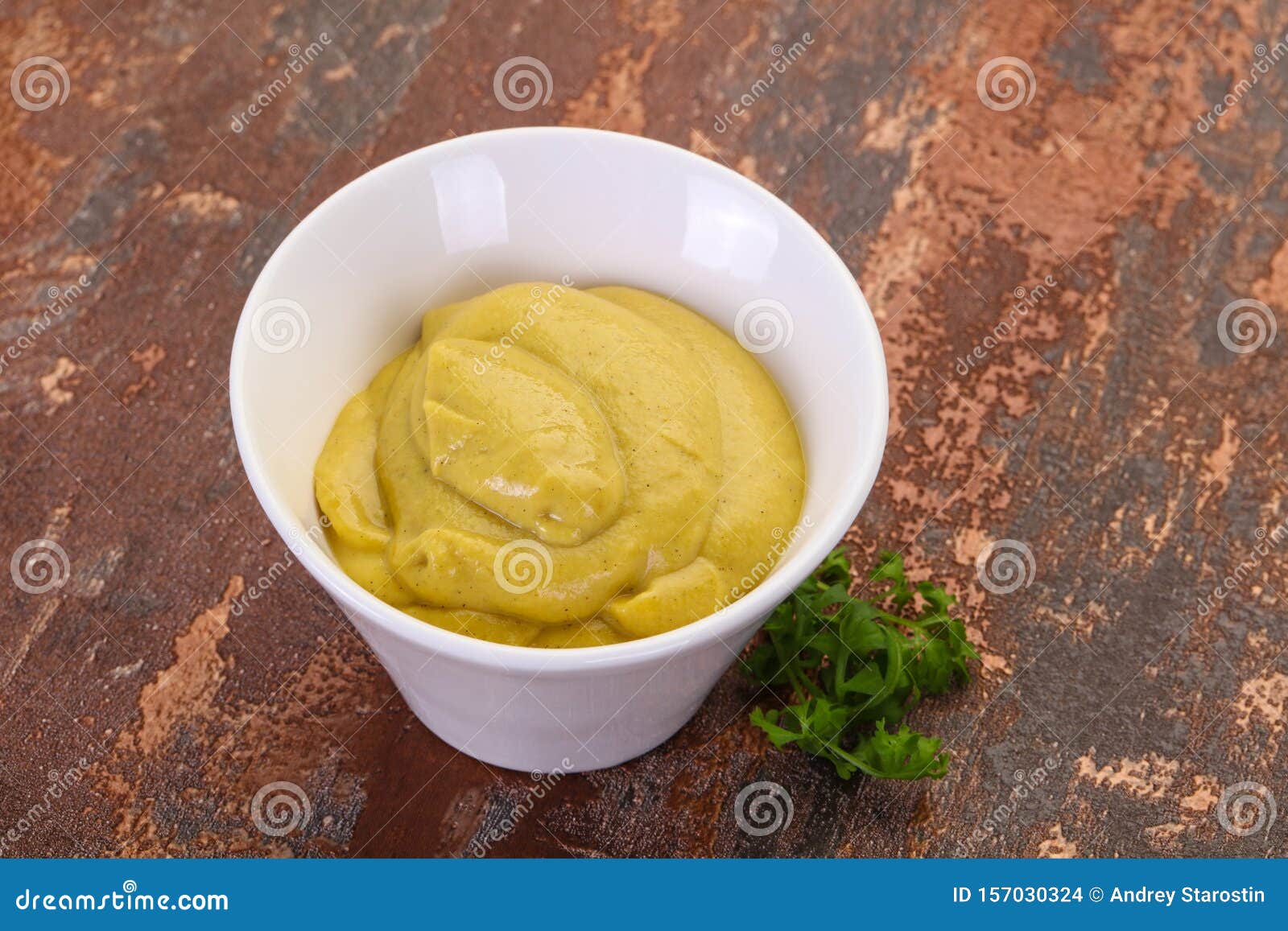 Salsa mostaza en el bol foto de archivo. Imagen de inglés 157030324