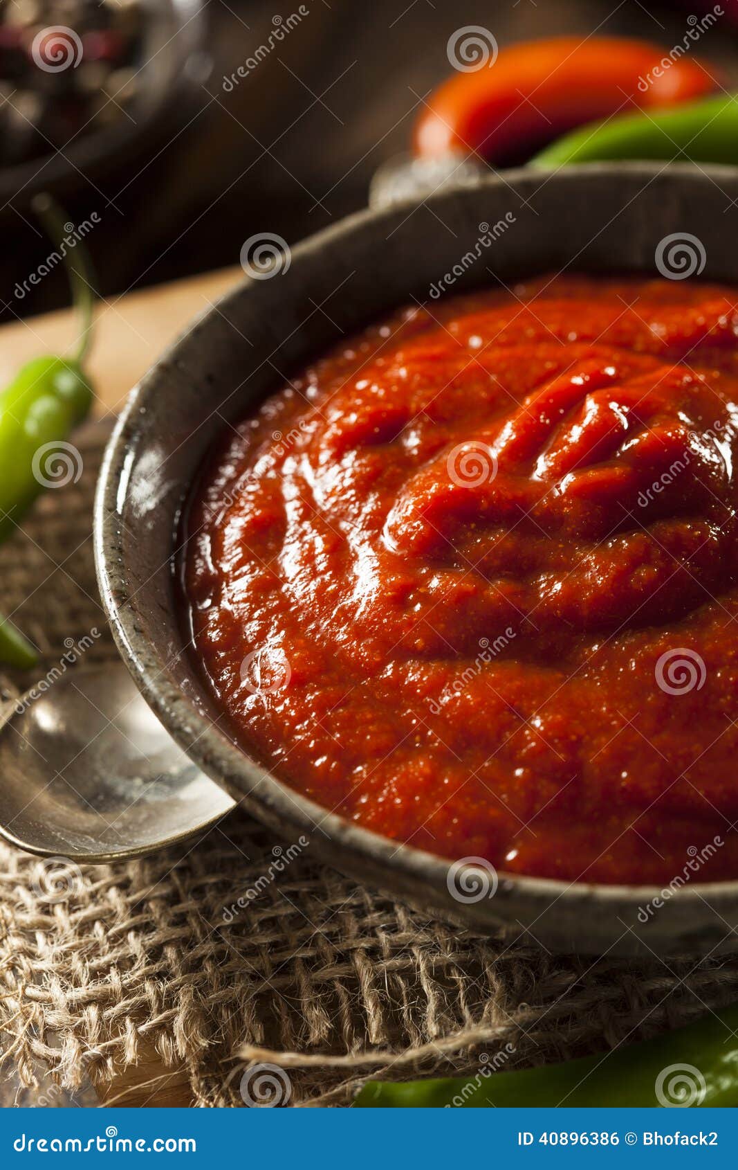 Salsa Rossa Piccante Calda Di Sriracha Fotografia Stock Immagine di