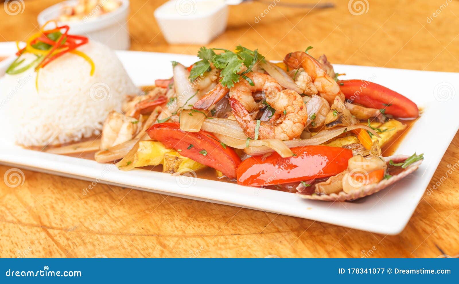 saltado de mariscos - peruvian food