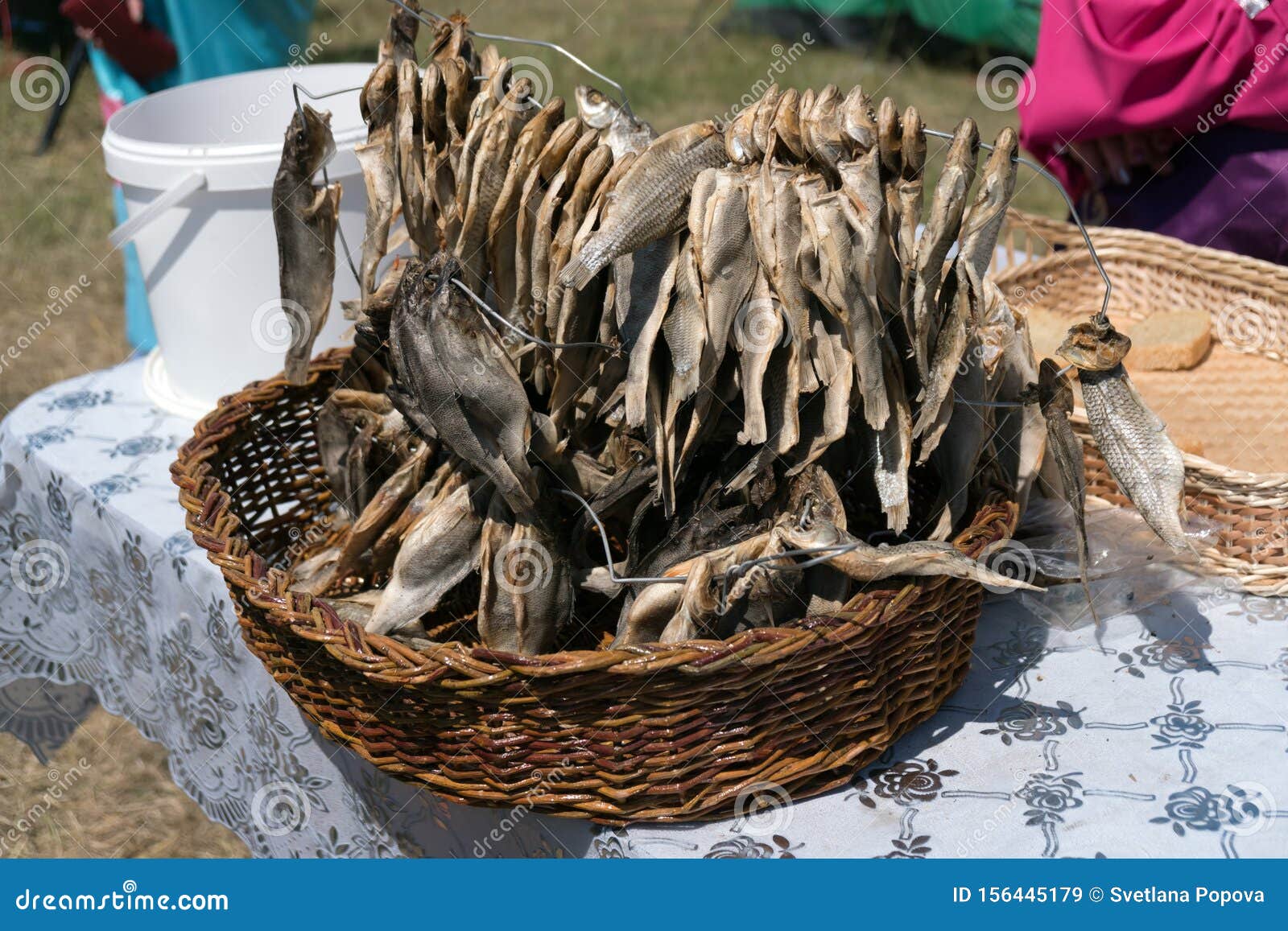 https://thumbs.dreamstime.com/z/salted-dried-fish-roach-strung-wire-lies-wicker-willow-basket-standing-table-156445179.jpg