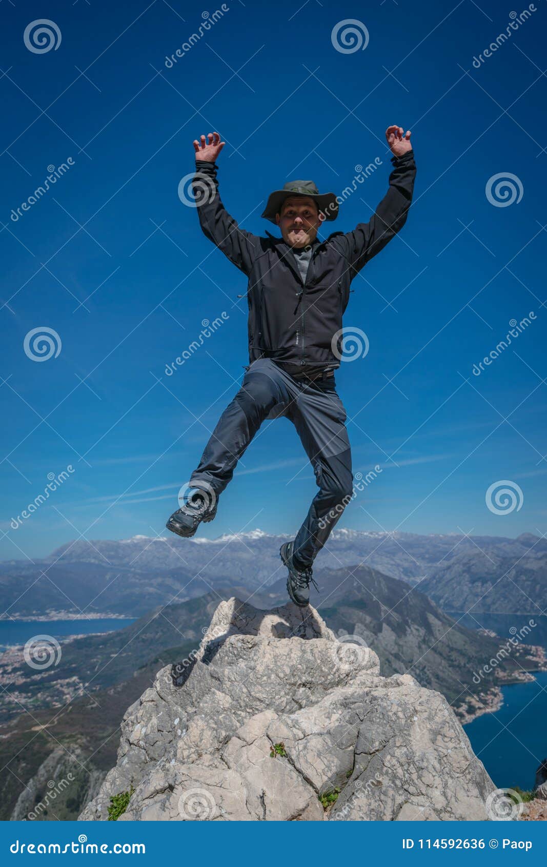 Salto arriba de la roca foto de archivo. Imagen de azul 114592636
